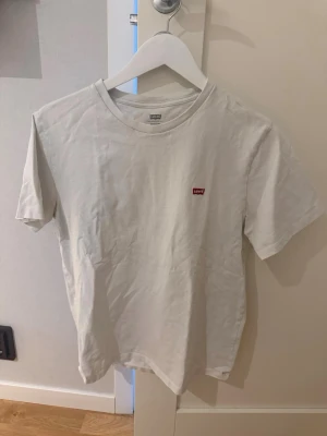 Vit t-shirt från Levi's - Vit T-shirt ifrån Levi’s. 