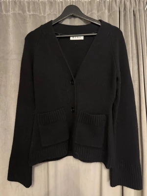 Svart stickad kofta från Wera - Jätte söt kofta från Wera i 100% ull, orginalpis 900kr💕säljer eftersom den inre kommer till någon användning, har bara haft på mig den en gång💕💕priset går så kalrt att diskutera 