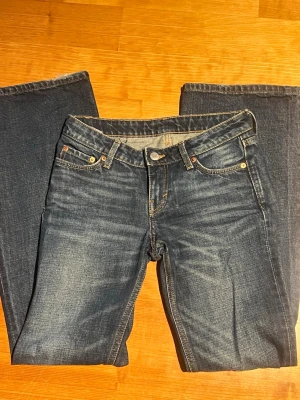 Weekday Bootcut Jeans - Mörkblå jeans från Weekday i modellen Nova Bootcut. Storleken är w24 och l30 🫶