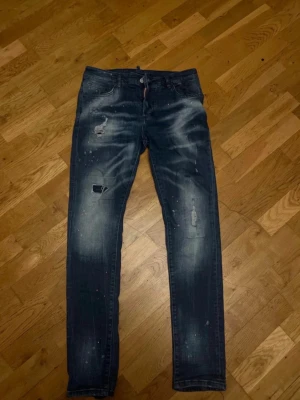 Dsquared2 jeans - Säljer ett par Dsquared2 Ibrahimović jeans. Använd ett par gånger. Storlek 50. Nypris 6000 pris 2000. Går att diskuteras