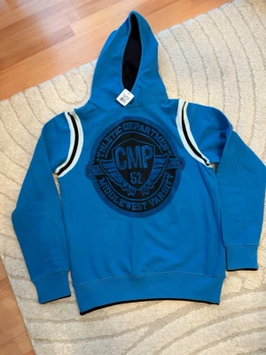 Huvtröjor  -  Säljer en helt ny huvtröja i nyskick. Aldrig använd, prislappen är kvar.