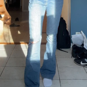 Blå bootcut jeans - Snygga blå bootcut jeans med slitningar på knäna. Jag är 170❤️