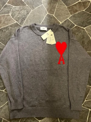 Ami Alexander McQueen  Sweatshirt  - En mycket fin sweatshirt från Ami Alexander McQueen. Tröjan har aldrig använts därmed är i nyskick. Säljs pga att den var för liten. Passar perfekt storlek med ingen tvekan!                                                           Priset kan diskuteras!