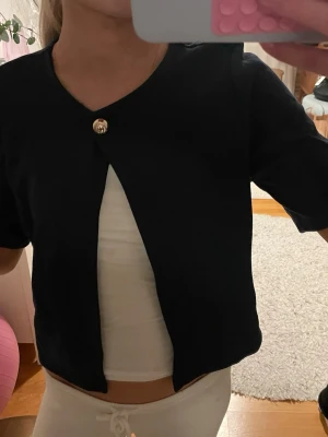 Mörkblå kortärmad kofta med guldfärgad knapp - Jättefin mörkblå kofta med korta ärmar och en guldfärgad knapp upptill. Precis som ny! 💘