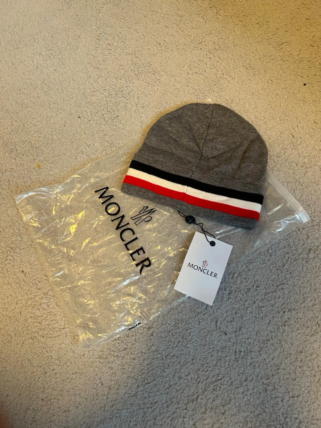 Grå moncler mössa med ränder - 1