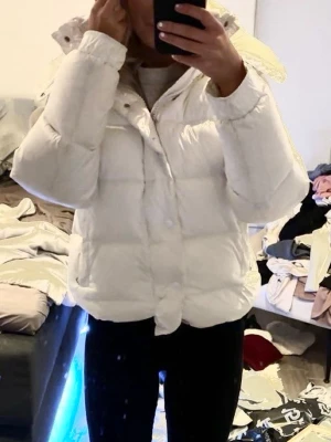 Moncler jacka  - Lite nött på hänget till dragkedjan (bild 7) men i övrigt väldigt fint skick! Inget kvitto finns men tagg och liknande funkar så man kommer in på monclers egna hemsida 