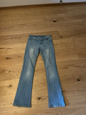 Ljusblå bootcut jeans - Säljer Jeans från bershka, har mindre defekt på baksidan men inget märkvärdigt ☺️
