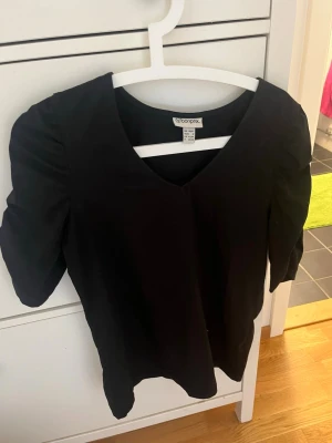 Svart tröja med volang armar  - Svart tröja från bonprix med volang armar. Inte använt jätte mycket men är jätte fin. Passar till allt typ 