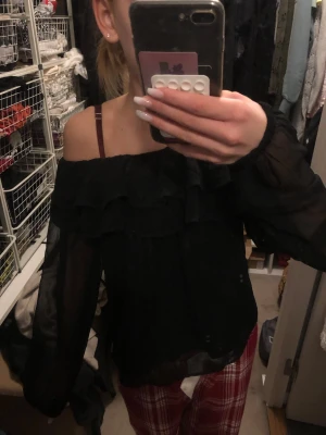 Svart blus - Detta är en snygg, svart och tunn blus i armarna från Gina tricot. Jag säljer tyvär denna blusen för att jag har för mycket kläder och måste rensa. Du betalar frakten! 