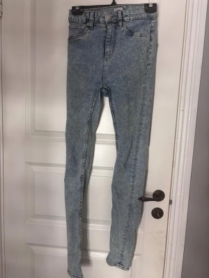 Ljusblå skinny jeans med hög midja - Säljer ett par ljusblå ”snake” från lager 157   . Jeansen har en snygg tvättad look och smal passform hela vägen ner. Perfekt för dig som gillar en tajt siluett och vill ha ett par jeans som sitter snyggt.abvända en två gånger 