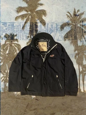 Vintage hollister jacka - Asfet vintage jacka från hollister. Denna är både snygg och praktisk. Skick 9,5/10. Längd 63, bredd 46.