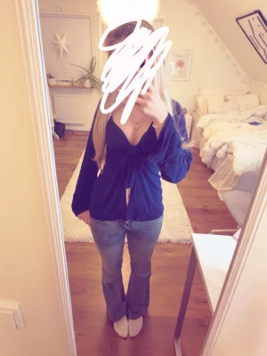 Mörkblå långärmad topp design by s - Säljer en mörkblå långärmad topp från design by si, jätte mjuk och skön passform me rosett längst fram 💕💕 s/xs