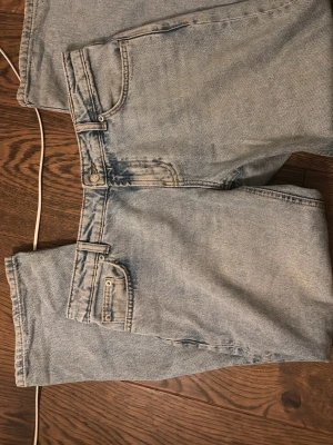  ljusblå jeans straight fit - Ljusblå jeans med rak passform . Jeansen är i mycket bra skick, vet tyvärr inte vilket märke de har men det står demin rebel. De är lågmidjade och jag säljer de då dom är lite stora i midjan och används därav inte. 
