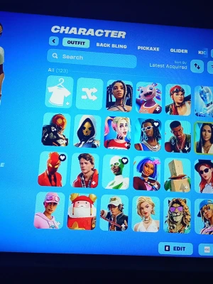 Fortnite konto  - Ja säljer då min fortnite konto för ja inte kör längre och den haf ganska og skins och picaxe samt får man med 5800 vbucks 