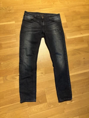 Nudie jeans - Snygga nudie jeans med slim fit passform. Snygga selvage slitningar. Storlek: 32/30. Cool vintage vibe. Lägg ett bud eller köp direkt.