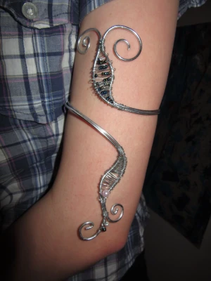 silvrig unik armcuff - silvrig armcuff med små pärlor. små små repor kan finnas av tången men är absolut inget man tänker på!!