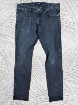 Replay Jeans Slim Fit - Riksfeta Replay jeans i storlek W33 L32, ytterben 100cm & midjemått 44,5cm, slimfit! – enkla att matcha och sköna att bära. Ett stilrent val, noggrant utvalt med omsorg av A.M.C!  📩 Frågor? Hör gärna av dig! 📲 Följ oss här på Plick för fler uppdateringar. ♻️ Tack för att du handlar mer hållbart med A.M.C Archive!