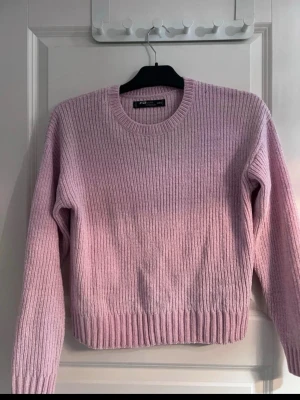 Ljusrosa ribbad stickad tröja - Säljer en ljusrosa stickad tröja  i storlek XXS.