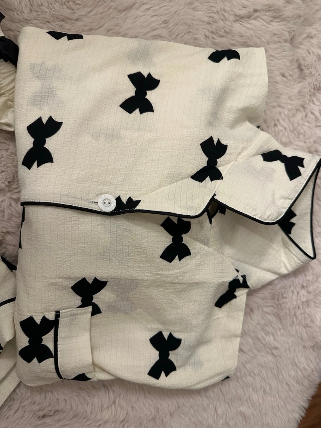 Vit pyjamasskjorta + byxor  med svarta rosetter - 2