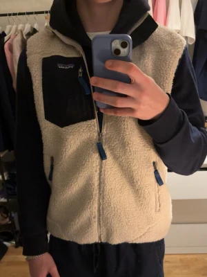 Beige fleeceväst från Patagonia - Säljer en beige fleeceväst från Patagonia. Är 183cm lång 