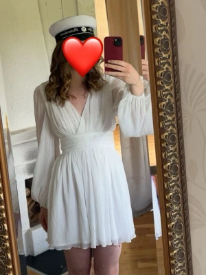 Vit kort klänning  - Vit kort klänning från na-kd. Perfekt till student, midsommar eller en sommardag. Endast använd av mig en gång, köpt på plick och använd en gång av förra ägaren så i fint skick. Hör av dig vid frågor, pris går att diskutera🫶