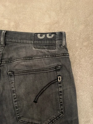Mörkgrå Dondup jeans - Säljer dessa feta Dondup jeans med riktigt snygg wash i färgen mörkgrå. Storlek 32, motsvarar ungefär 30/32. Hör av dig om frågor!