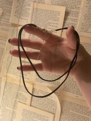 Halsband -  Ett snyggt svarthalsband. Passar alla olika stilar och ger en snygg touch!! 