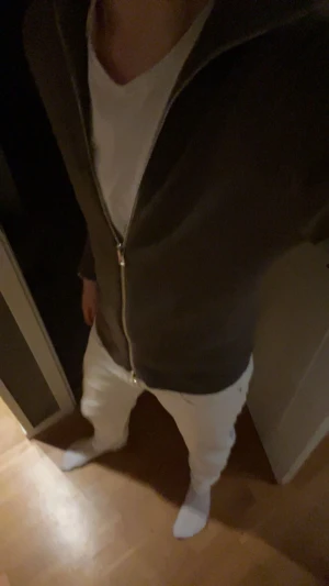 Ribbad Cardigan från Ljung! - Säljer ke olivgrön/brun ribbad full zip cardigan.  Storlek: S, säljer för att den är för liten. Köpt för 1500 kr. Skick:9/10, inga märken eller annan tecken på användning. Meddela för fler bilder eller frågor!