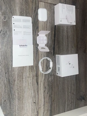 AirPods Pro (2nd generation) med MagSafe-laddningsetui (USB-C) - Säljer ett par AirPods Pro (2nd gen) med MagSafe-laddningsetui (USB-C). Komplett med originalkartong, extra öronkuddar, laddkabel och manual. Produkten ser ut att vara i mycket gott skick, inga synliga defekter eller slitage. Perfekt för trådlös musik och samtal. Dom kommer helt oöppnade och oanvända r3plic@