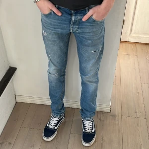 Jack & Jones jeans  - Feta Jack & Jones jeans i bra skick! Inga defekter, snygg passform (slimfit) perfekt till grisch stilen🤩