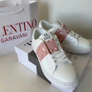 Valentino Rockstud Untitled sneakers - Säljer ett par vita Valentino sneakers, sick 10/10 för flera frågor så kan ni skriva till mig :)