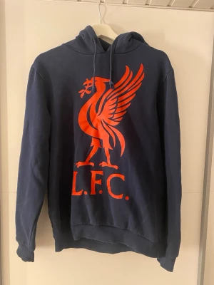 Hoodie  - Säljer en Liverpool FC tröja, köpt i Liverpool. Storlek M kan bäras på både kille och tjej.