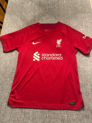 Liverpool Hemmatröja med Carvalho #28 - Säljer en Liverpool Hemmatröja med Carvalho #28. Vid snabb affär är priset diskuterbart. 