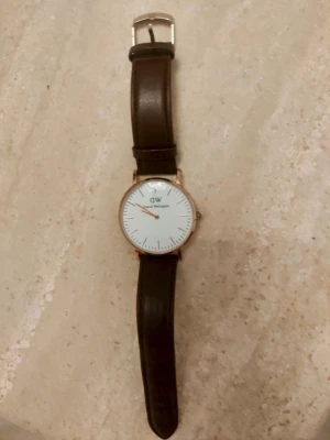 Klocka Daniel Wellington  - Väldigt fint skick, behöver enbart nytt batteri