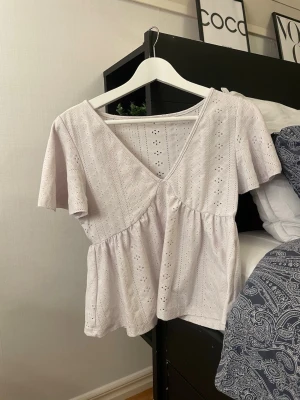 Vit blus - Vit blus i mycket fint skick, använd ett fåtal gånger. I storlek S, köpte från Vinted därav vet jag tyvärr inte märket då det inte finns någon lapp