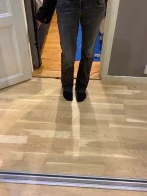 bootcut jeans med broderi - Säljer ett par mörk gråa jeans med låg midja och bootcut, med rosett på fickan. Från Gina Young. Inga defekter, passar mig som är 169. Nypris 400kr