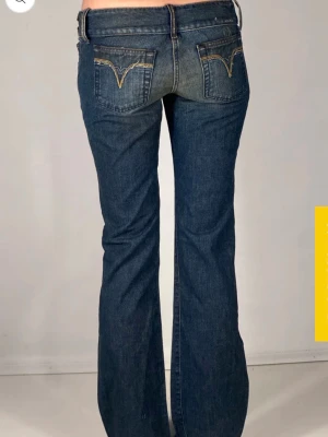 Diesel bootcut jeans mörkblå - Säljer ett par diesel jeans i mörkblå tvätt med bootcut passform. Jeansen har fem fickor och är lågmidjade. Köpte från Tinlesell och alla bilder förutom sista kommer därifrån (alltså jag har bara tagit den sista bilden) Mått: 34cm tvärs över midjan, 80 cm innerbenslängd.