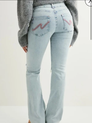 jeans  - säljer mina jeans från nelly, inga hål eller skador ganska nya säljer pga fel storlek!!
