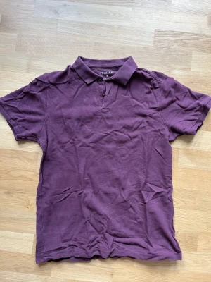 Vinröd T-shirt - Vinröd T-shirt från Primark. Strl M