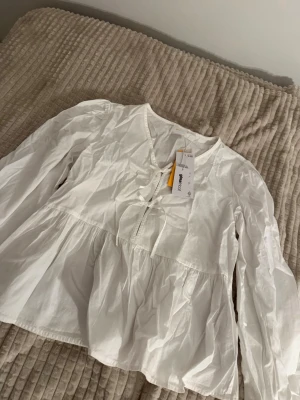 Vit blus  - Säljer denna vita fina blusen från Gina Tricot , helt oanvänd och säljer för att den är liten på mig. 