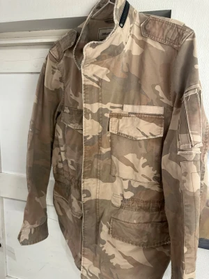 Zadig & Voltaire beige camo Field jacka  - Tjena! Nu finns denna feta camo Field jackan från Zadig & Voltaire till salu! Den är i topp skick endast använd fåtal gånger. Nypris ligger runt ca 4 tusen men säljer för billigare då jag behöver få in lite pengar:). Passar som en M/L