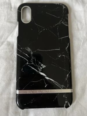 Svart marmor mobilskal  - Svart fint marmor mobilskal för Iphone SE. Den är uppdelad i två, då knapparna på sidorna får man sätta på med andra delen. Bra skick.