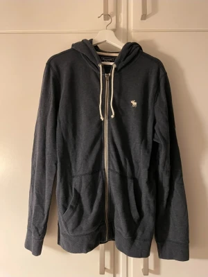 Abercombie & fitch hodde - Säljer en unik zip hoodie från Abercombie & Fitch | Skick 9/10 | Mitt pris 250kr priset ej hugget I sten | Kom för frågor
