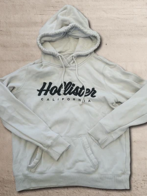 Hollister hoodie S - Vit tröja från hollister med svart text. Storlek S. Bra skick 8/10. 😀