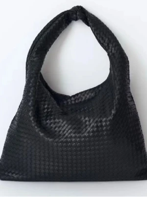 Svart väska - Svart väska från Gina Tricot, använd ett fåtal gånger så i mycket bra skick