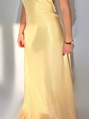 Balklänning  - Säljer min drömiga balklänning från bystina. Så fin gul långklänning med öppen rygg💛orginalpris: 1495 kr                                     Obs! Klänningen passar någon som är runt 1,60. Jag har klippt den för att passa mig som är lite kortare och använt vliselin för att få en snygg kant. Vliselinet har tyvärr gått upp så rekommenderar att sy upp klänning istället! Har inga andra defekter! Skriv gärna till mig om du har någon fundering eller önskar fler bilder💖
