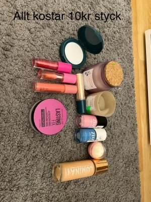 Sminkpaket med läppglans och puder - Säljer allt detta för 10kr styck förutom det lila löspudret som kostar 50kr 