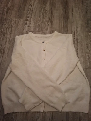 Vit kofta - Säljer en stilren vit kofta med rund hals och knäppning framtill. Köpt från shein men lappen är borta därför storlek okänd. Passar som M/L. Aldrig andvänd! Köpt för 250kr, priset kan förhandlas!