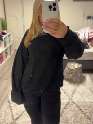 Svart stickad tröja från H&M - En svart stickad tröja från H&M i storlek XS. Tröjan har rund hals, ribbade muddar och lång ärm. Passformen är loose och den är enkel att matcha med jeans eller kjol. Perfekt för kyliga dagar och har en klassisk look.