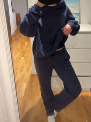 Gina tricot mjukissett - Säljer min marinblåa mjukis set från Ginatricot. Köpt för tre månader men känner att de inte riktigt kommer till användning. Mjukisbyxorna är köpt i butik för 299kr i storlek S & hoodien för 359kr i storlek M. Säljer för 249kr då byxorna är lite slitna vid nedre delen 🫶🏼